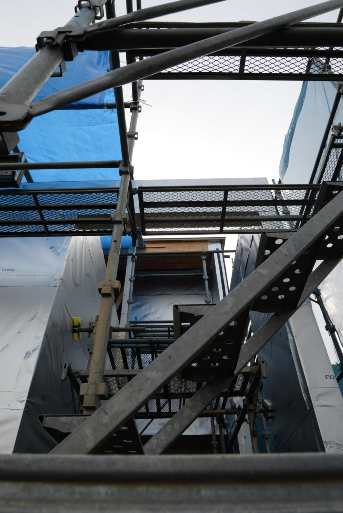 透湿防水遮熱シートが巻かれ、みえてきた重厚感