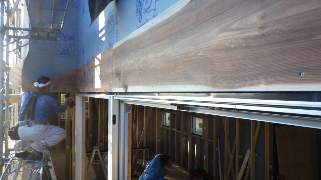 庇の施工を行いました。