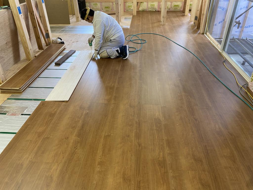 床仕上げ材（フロア材）は最後まで見れません