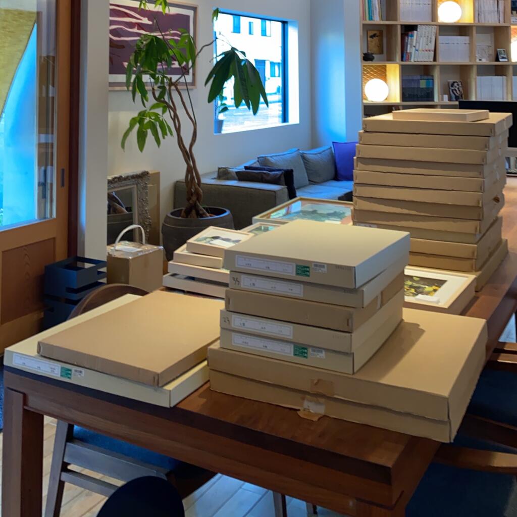 この秋、個展開催予定のイシサカゴロウさんの作品が届きました。