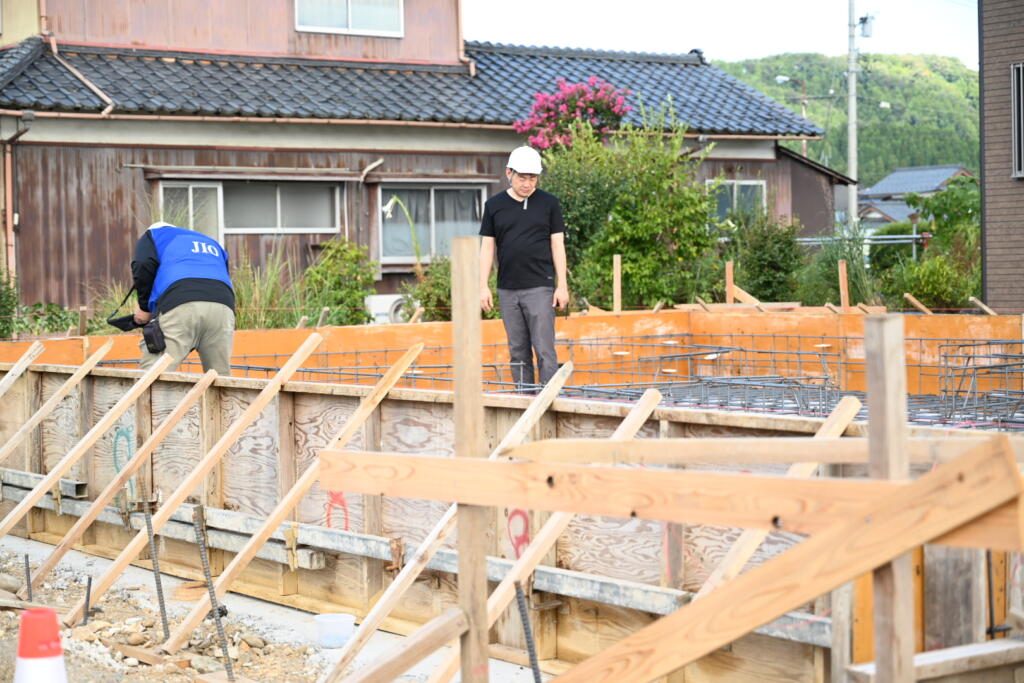 夏の現場での「配筋検査」の様子