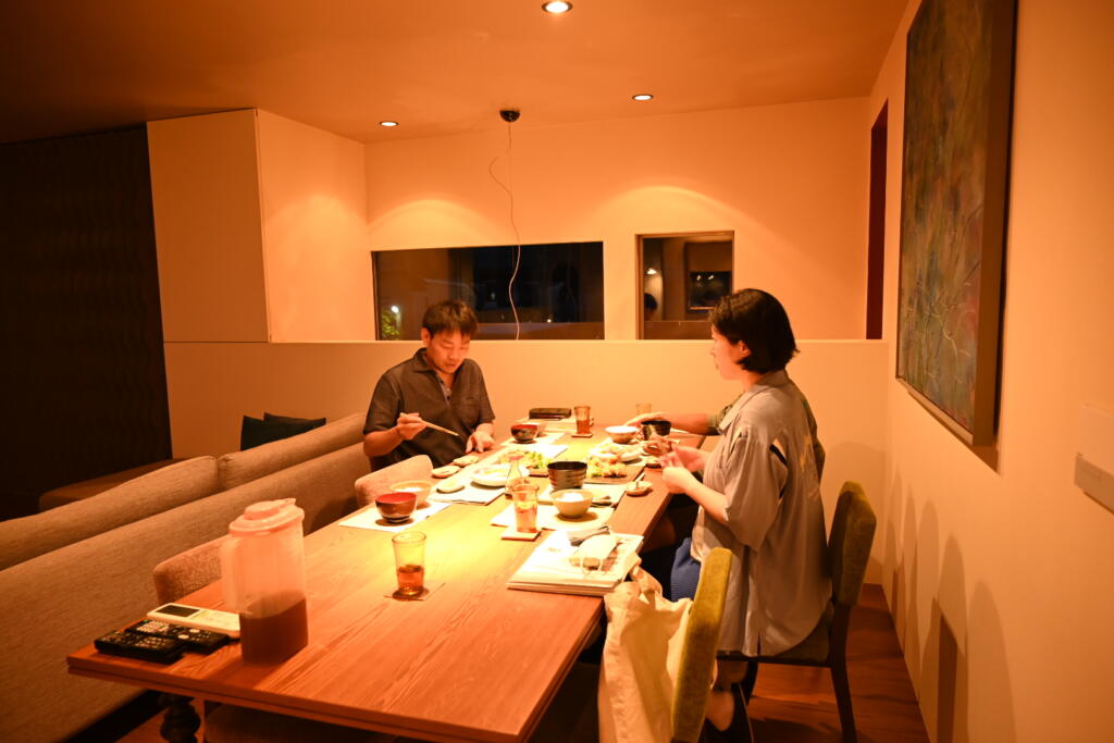 イメージ・マップをもとに家づくりの方向性を確認する様子