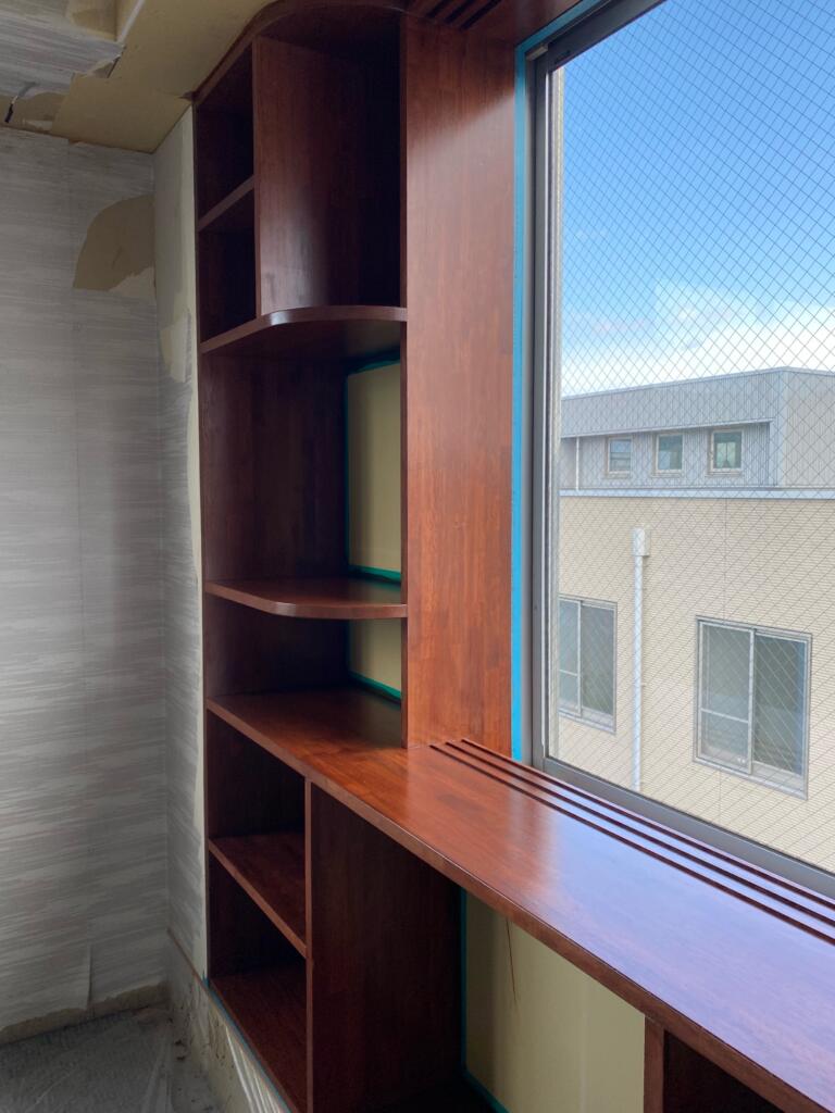 塗装後の木材が家具のように仕上がる様子