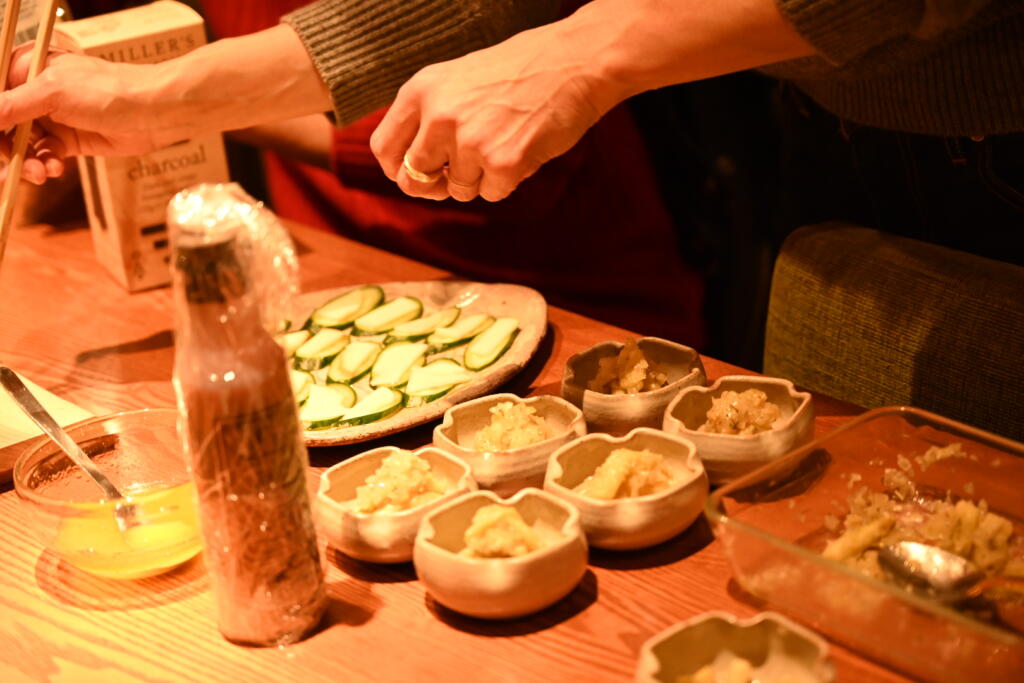 キッチンで調理を楽しむ様子