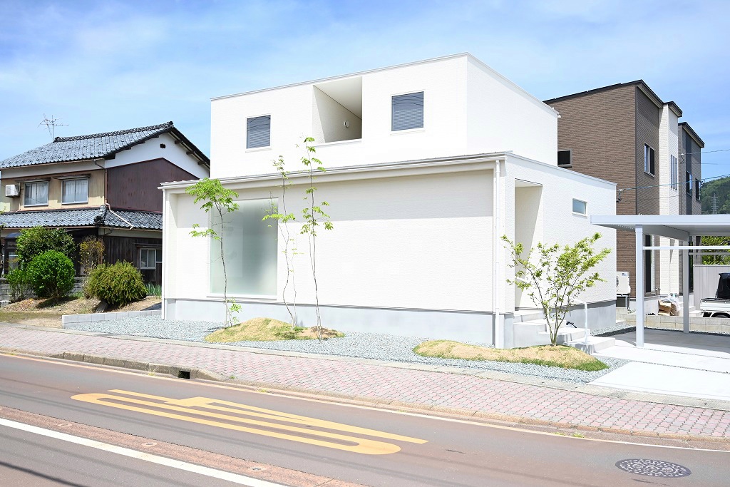 ギャラリーライクな暮らしを象徴する庇のデザイン