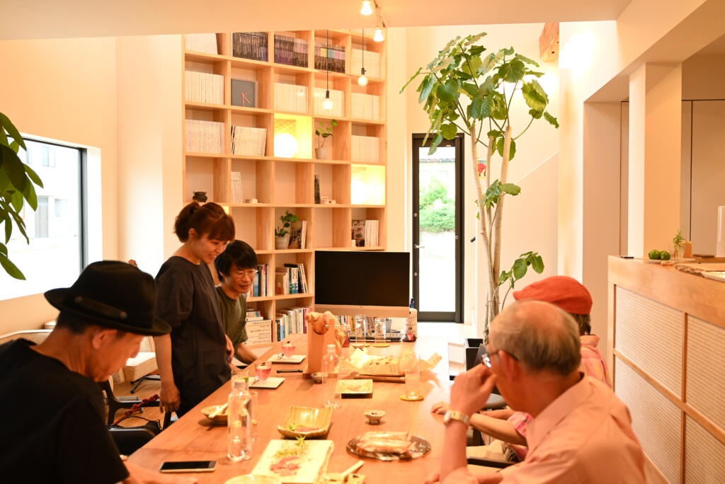 Dancing in the wasteland TOMOTAMA Hiroyuki展覧会の作品と訪れた方々の様子