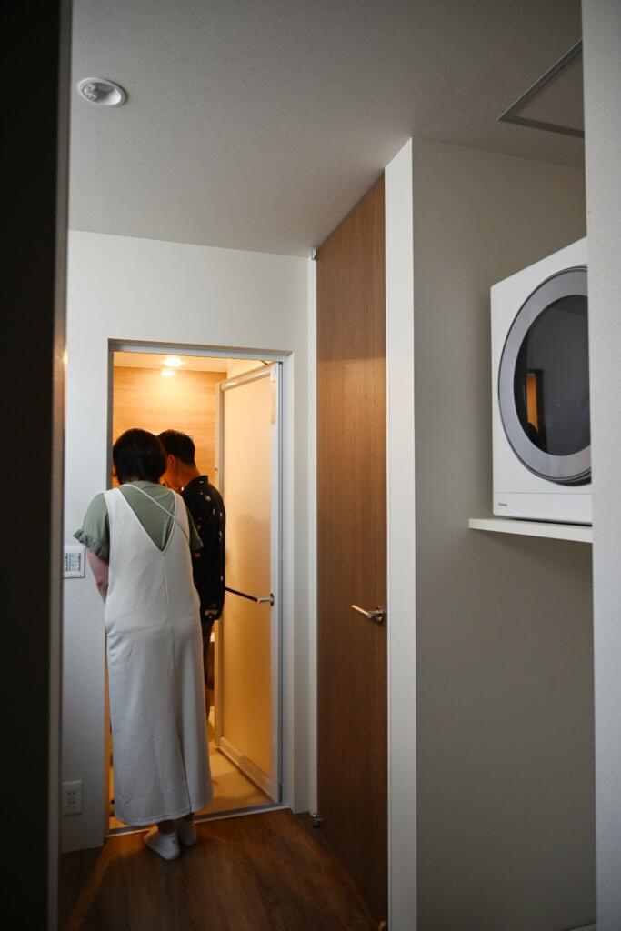 お引渡しの趣適の家 内観とご家族の様子