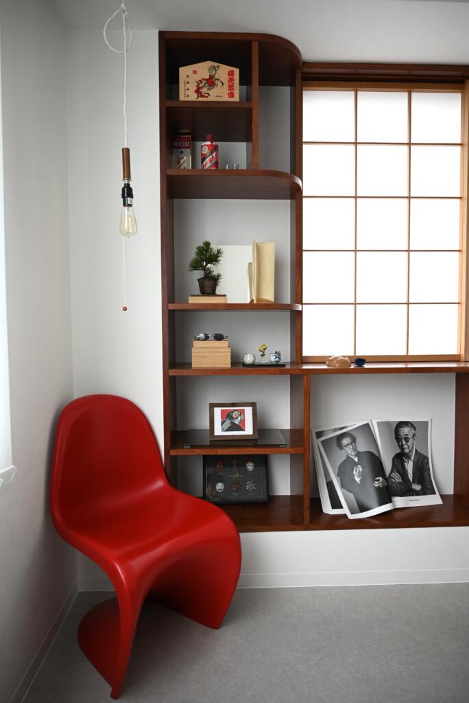 オプティックプリマのパントンチェアと盆栽のコントラスト