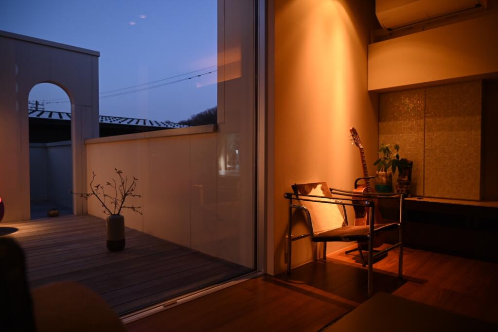 遊び心の家のルーフテラスの夜景