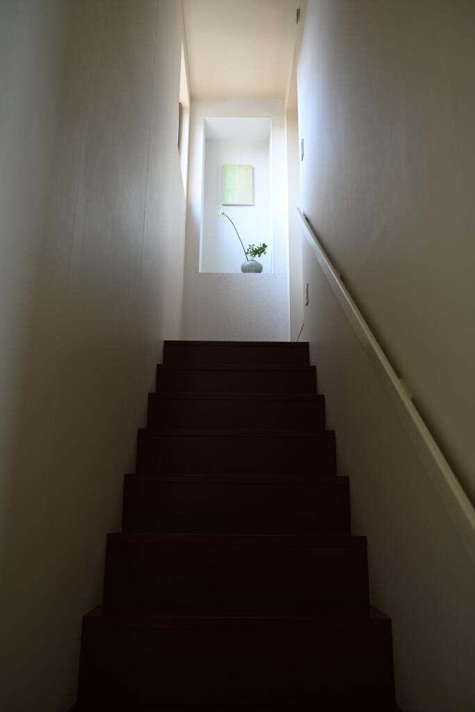 遊び心の家の階段室のニッチ