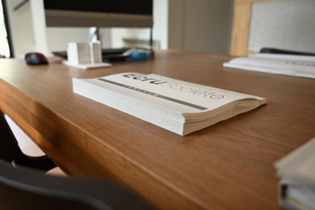 契約を前に静かに準備が整うエクリュの事務所