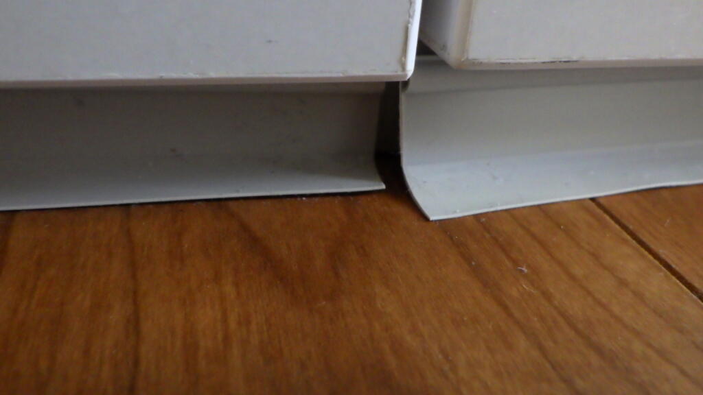 外れかかったフィラーパッキンをチームで支える