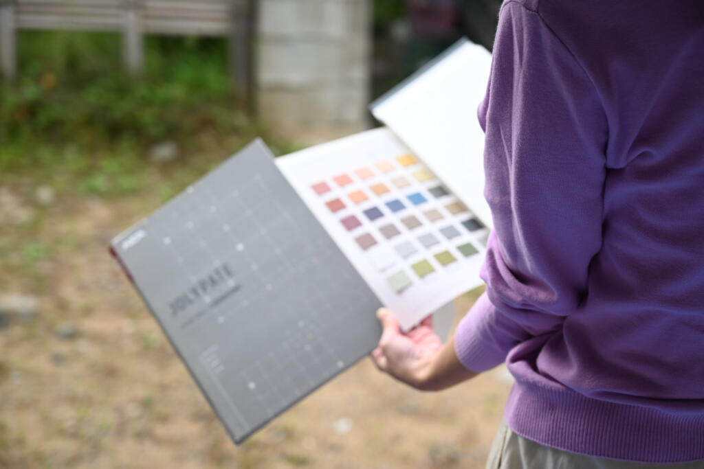 外壁の色や素材などは、現地で決めます