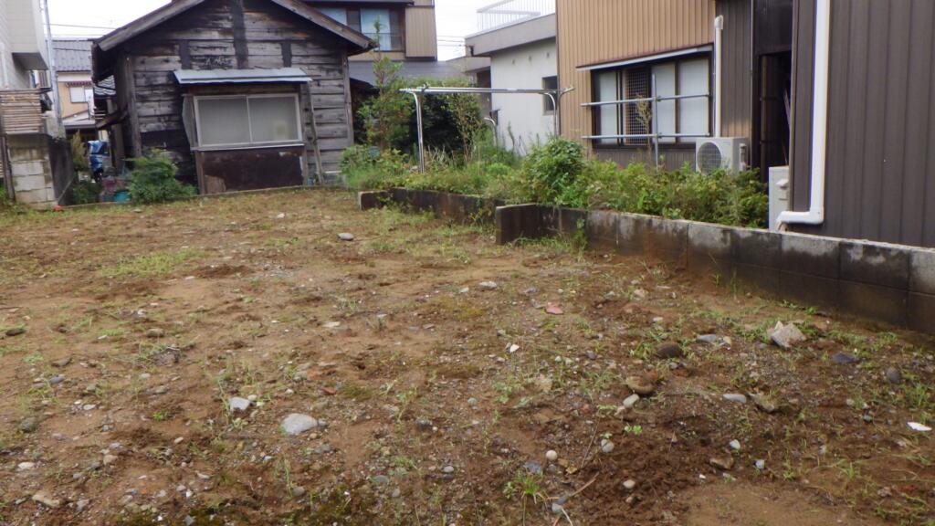 草刈りをして、地縄を張る準備｜まもなく地鎮祭です