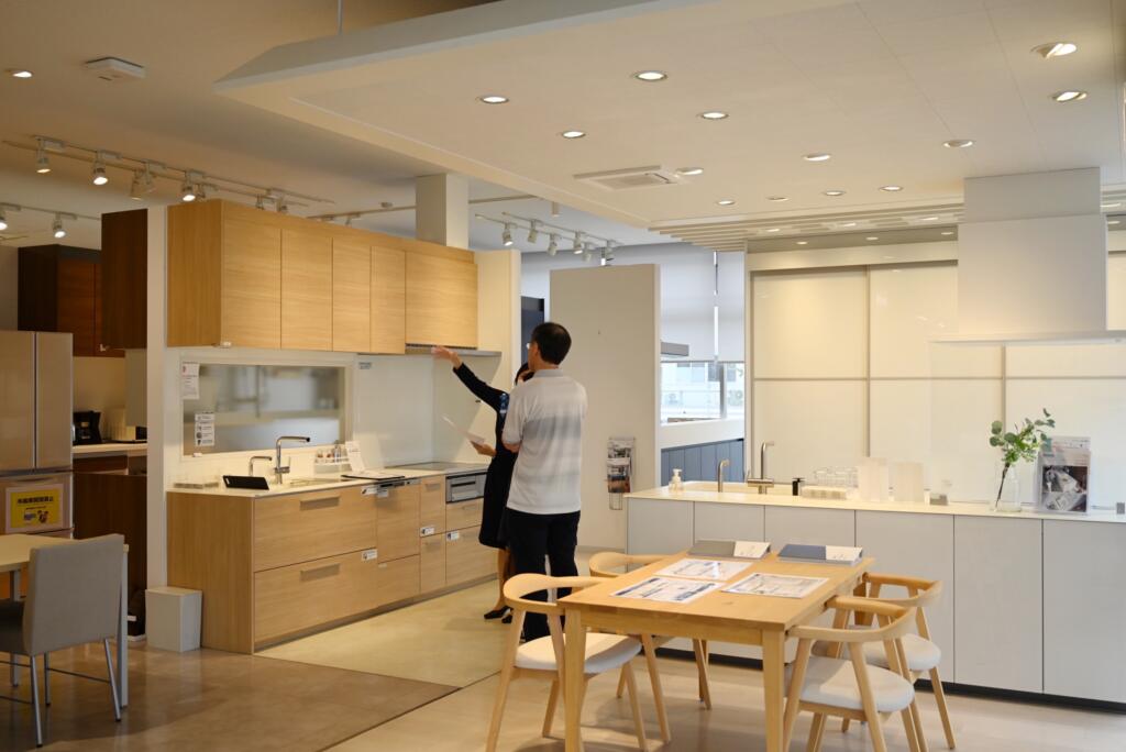 TOTOのキッチン、クラッソの説明を受けています