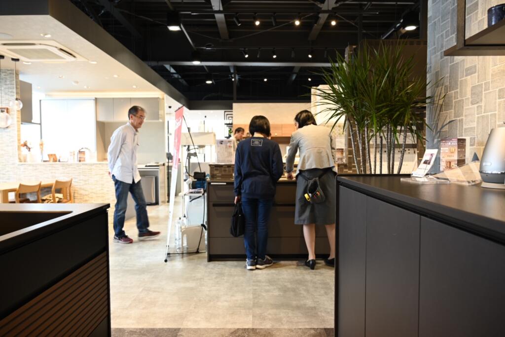 クリナップ福井ショールームにてキッチンの説明を受けているところ