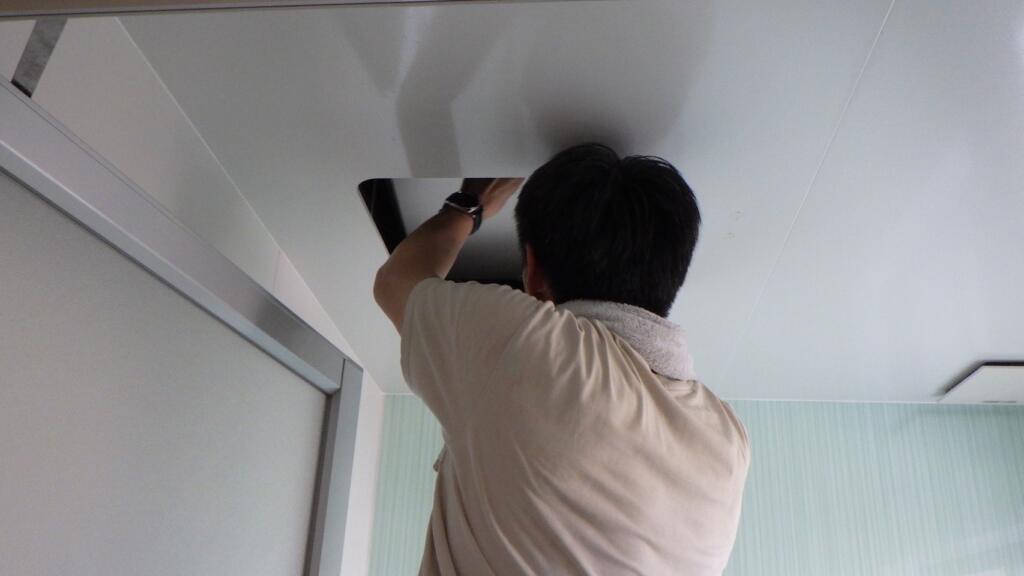 ゆきあいの家の12年点検をしているところ