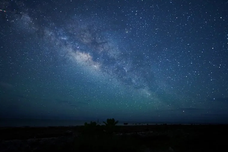 宇宙を見上げ、星に願いを