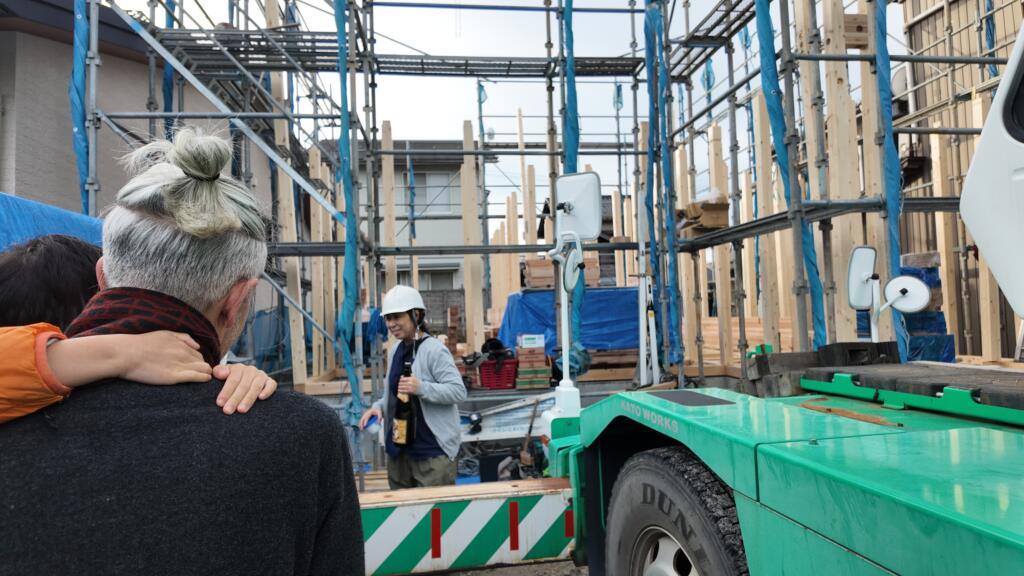 建て方（建前）が無事完了する様に、現場のお清めをお施主様としました。