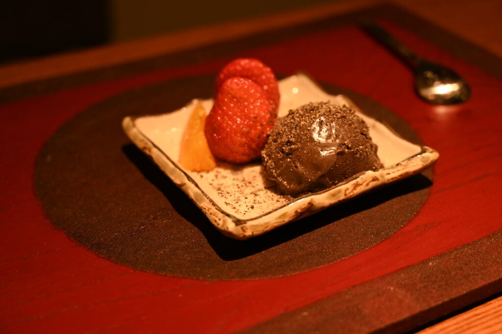 デザートはベルギーのチョコレートアイス、フルーツ添え