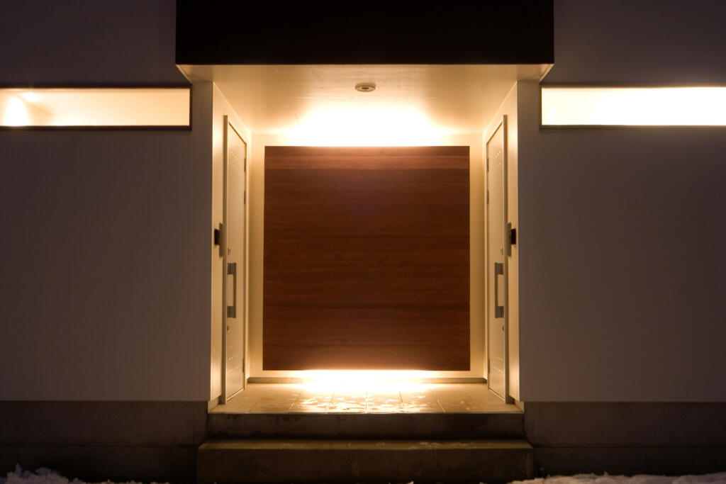 つながりの家の玄関ポーチの照明