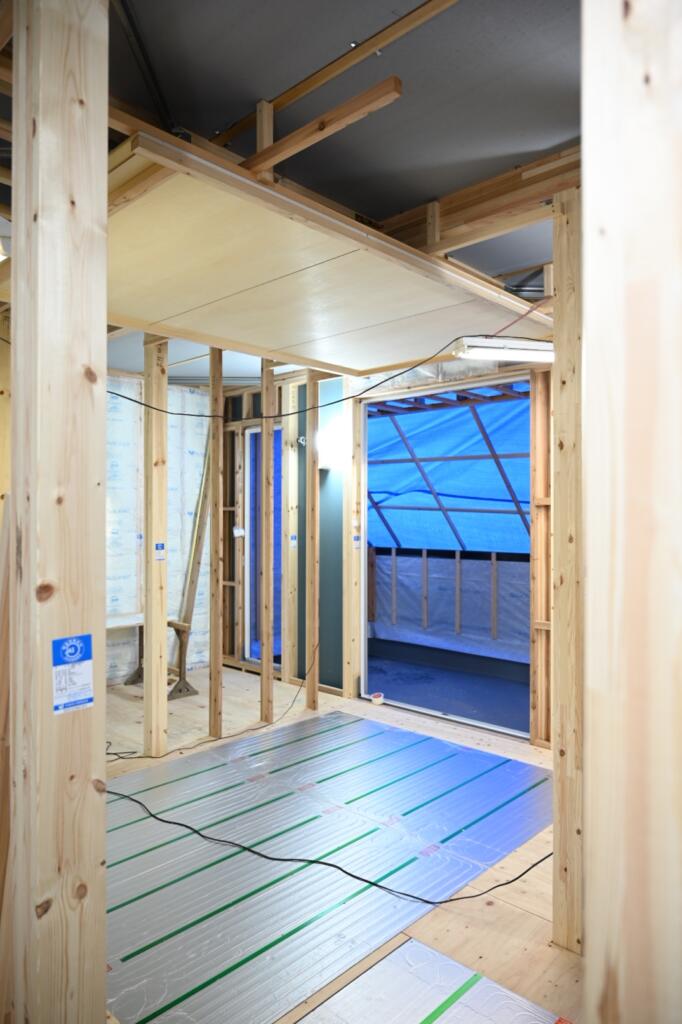 (仮称)大宮2の家のダイニングの床暖房パネルと折り上げ天井