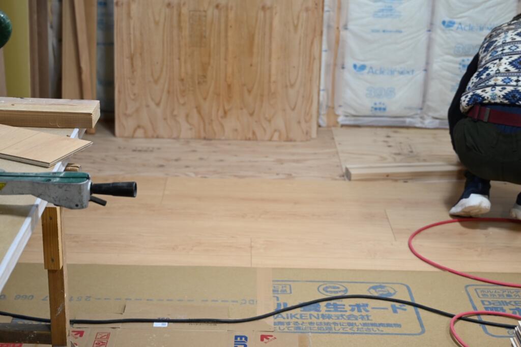 (仮称)大宮2の家の1階、床仕上げ材の施行