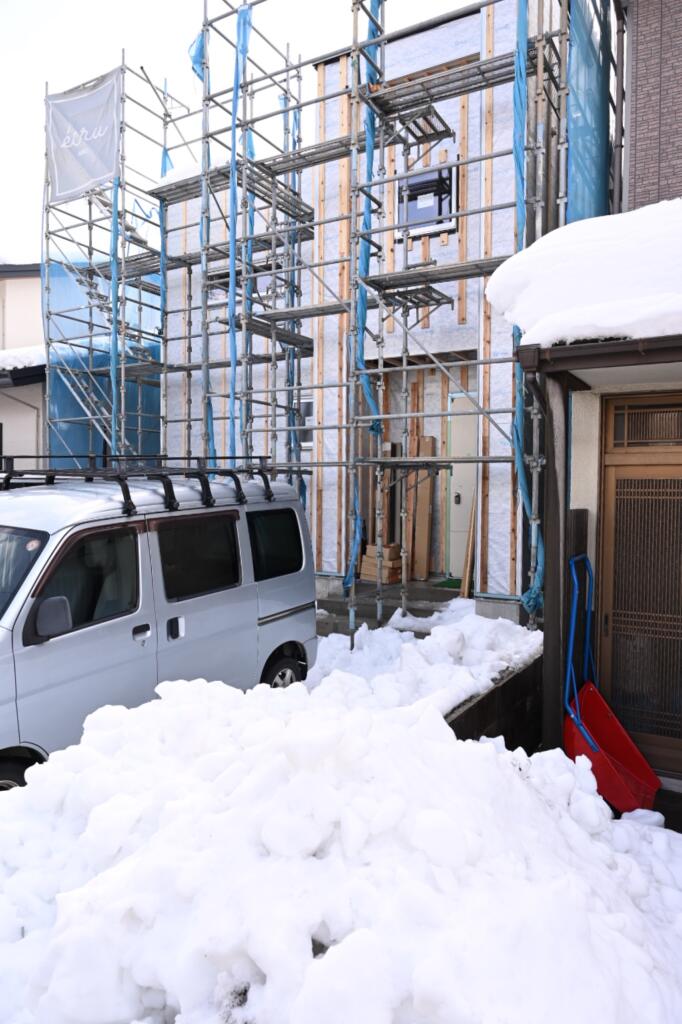 オーバーハング水切りを設置した大宮２の家のファサード（現場）