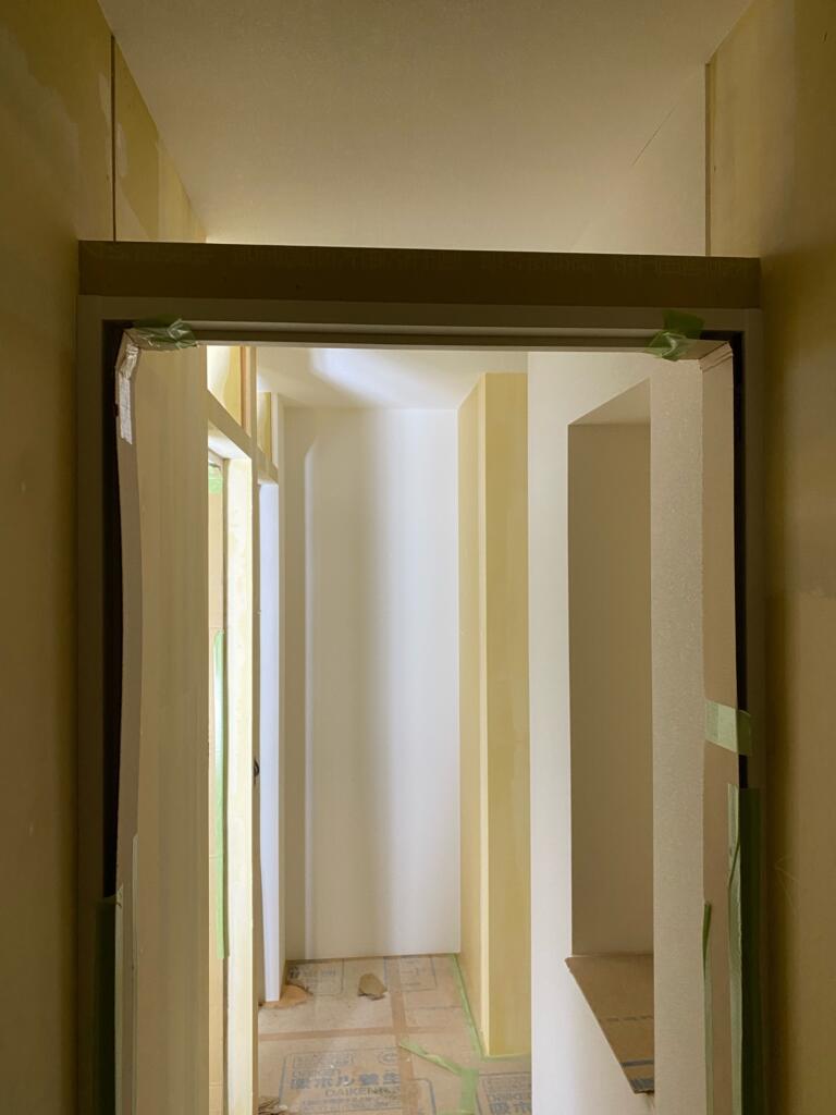 クロスを貼り出した「安挺の家」の現場。「安挺の家」の色が加わるのが楽しみ