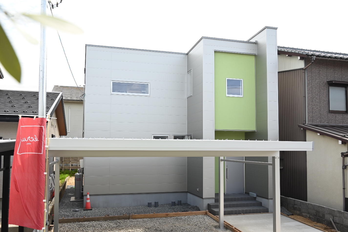 玄関ポーチが前に出ている「安挺の家」の理と想いとは